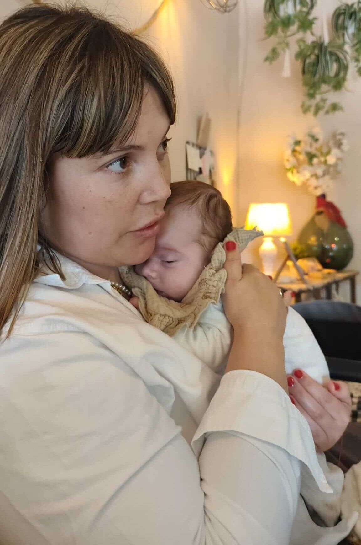 Profesional acompañando a una familia durante el postparto